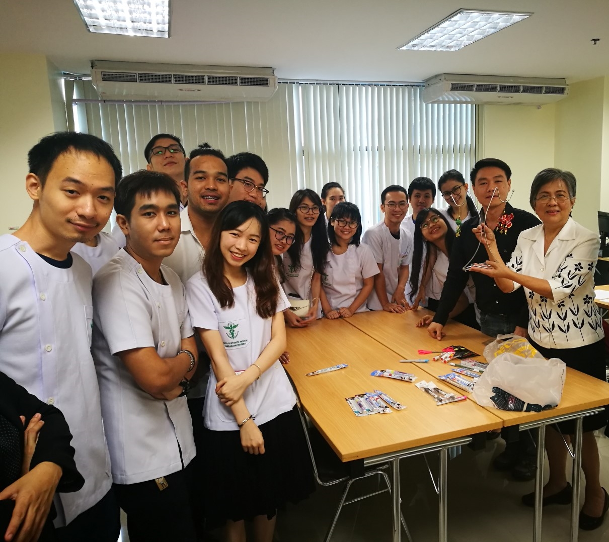 การสานปลาตะเพียนเพื่อการมองเห็นของเด็ก ณ คณะทัศนมาตรศาสตร์ มหาวิทยาลัยรามคำแหง