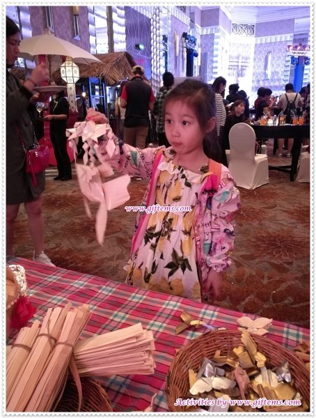 กิจกรรมสาธิตการสานปลาตะเพียน แกะสลักผลไม้ และ น้ำตาลปั้น ณ โรงแรม Intercontinental Bangkok