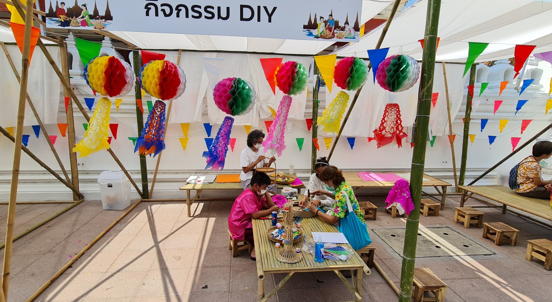 สาธิตและสอนการทำพวงมโหตร ณ วัดเบญจมบพิตรดุสิตวนารามราชวรวิหาร